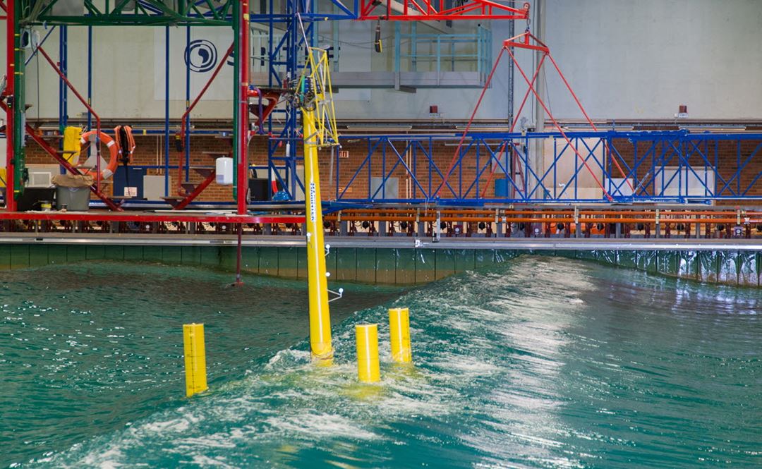 Bilde av havlaboratoriet med en havvindmodell som testes