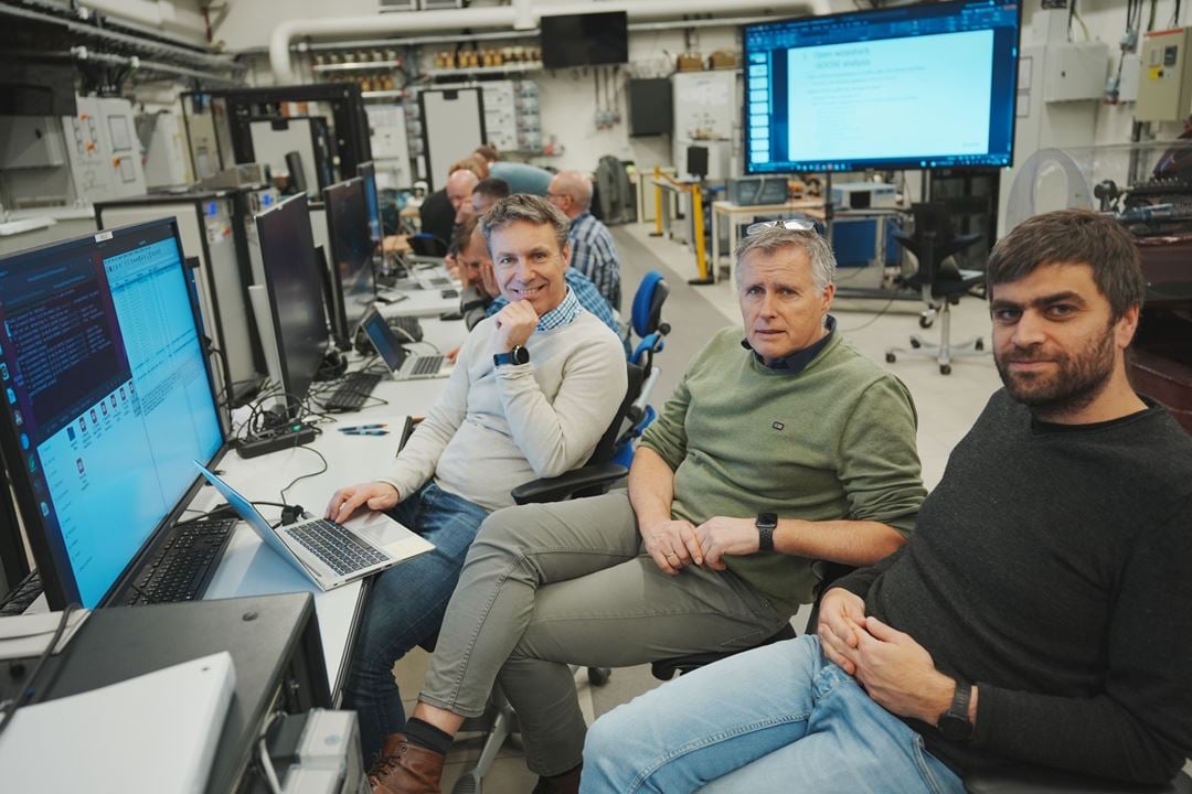 Tre menn sitter foran pc på kurs i smartgridlaben