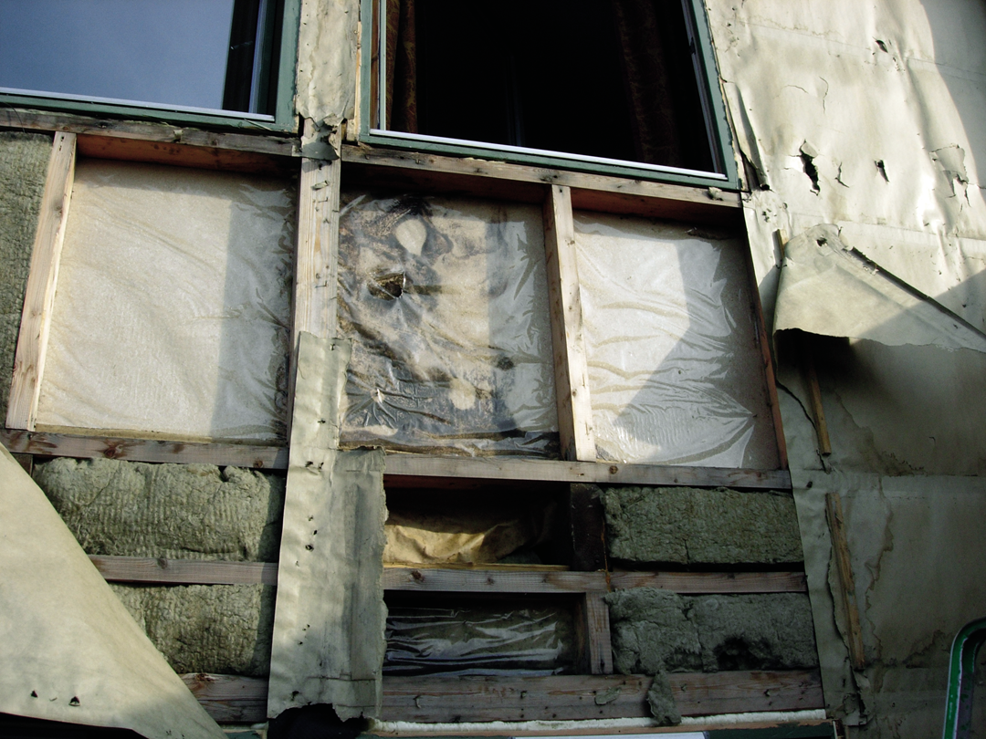 Mangelfull tetting rundt vinduene har ført til lekkasjer og oppfukting av veggen under. Foto: SINTEF Byggforsk