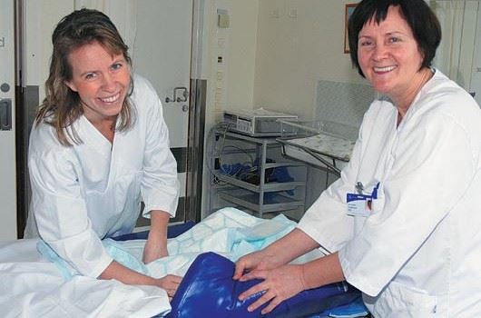 MOTHER OF INVENTION: Astrid Skreosen (left) used to work in the maternity ward in Skien Hospital. Now she is developing medical aids for her former work-place. The photo shows her together with colleague Elin Tollefsen. 
Photo: Beate Zahl