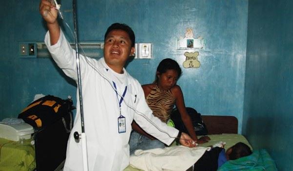 The unqualified health workers spend several months learning their new profession in the classroom.
Photo: Inger Scheel