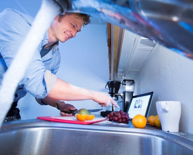 På kjøkkenet  kan et berøringsfritt samspill med nettbrettet være lurt når fingre er klissete. Foto: Werner Juvik/SINTEF.