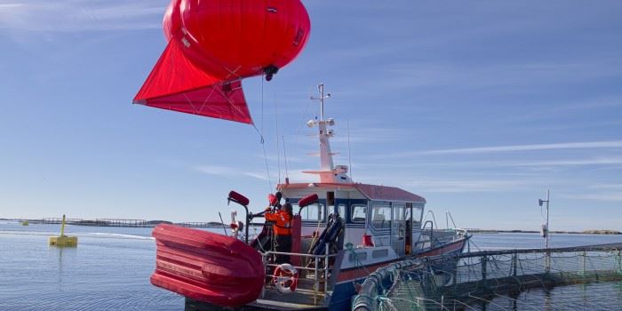 &quot;Oceaneye&quot; er navnet på utstyret som ble brukt under testinga. Ballongen, som er fylt av helium, er også utstyrt med kamera som kan lette både dokumentasjon og overvåking av marine operasjoner. Foto: SINTEF