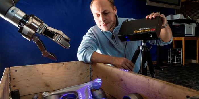 Robots must be able to recognise an object even among a randomly sorted pile of components, and then pick it up and piece it together with others, says Øystein Skotheim at SINTEF. Photo: Thor Nielsen.
