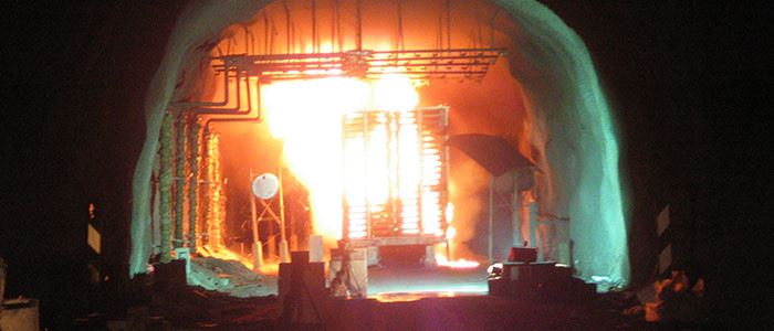 Sterk varme og røykutvikling oppsto da brannforskere i SINTEF var med på å gjennomføre verdens største tunnelbrannforsøk i en nedlagt veitunnel utenfor Åndalsnes i 2003. Foto: SINTEF NBL / SP Fire Research AS