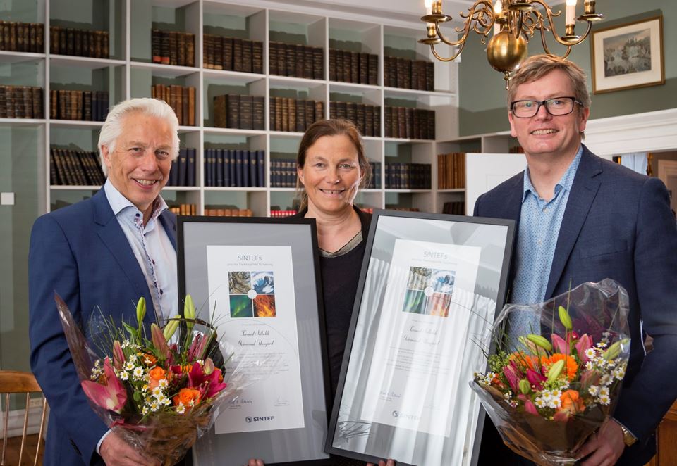 SINTEFs konsernsjef Alexandra Bech Gjørv gratulerer Geirmund Unsgård (til v.) og Tormod Selbekk med pris for fremragende forskning. Foto: Thor Nielsen / SINTEF