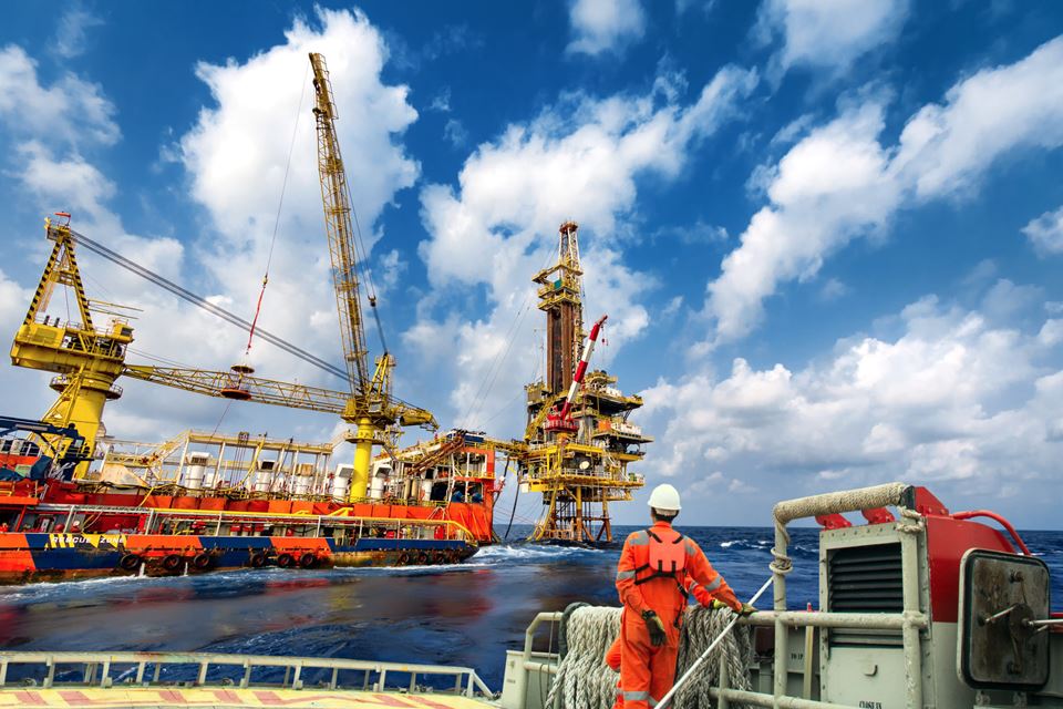 Bygg klynger av plattformer og la dem bli nav i et undersjøisk "Nordsjønett" av strømkabler og rørledninger – det kan gjøre vår del av Nordsjøen til en gigantisk grønn omstillingsarena, skriver artikkelforfatterne. Illustrasjonsfoto: Shutterstock