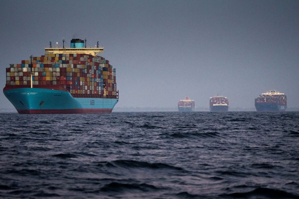 Containerskip venter på tur utenfor Los Angeles. I vår globaliserte verden bidrar en skog av underleverandører og deres underleverandører igjen til produkters klimafotavtrykk - på tvers av landegrensene. Illustrasjonsfoto: Erin Schaff/The New York Times/NTB