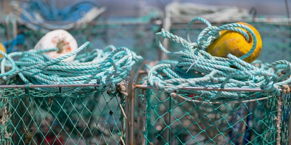 Plast som brukes i havbruksnæringa må gjenbrukes i større grad, mener forskere. Nå har de laget en guide til hvordan. Illustrasjonsbilde: iStock