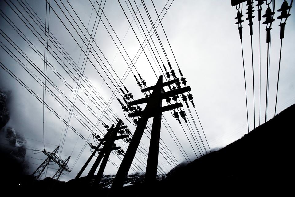 Elektrifiseringen har voksesmerter. Det viser alle oppslagene om at strømnettet i Norge er fullt. Men egentlig tåler komponenter i nettet mye mer enn det dagens beregninger sier, ifølge forfatterne av denne kronikken. Foto: Dag Jenssen/Samfoto/NTB