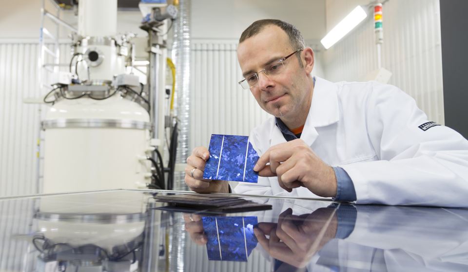 SINTEF researcher Martin Bellmann at the lab, working on recycling of solarcells in a project named EcoSolar. Photo: Thor Nielsen/ SINTEF.