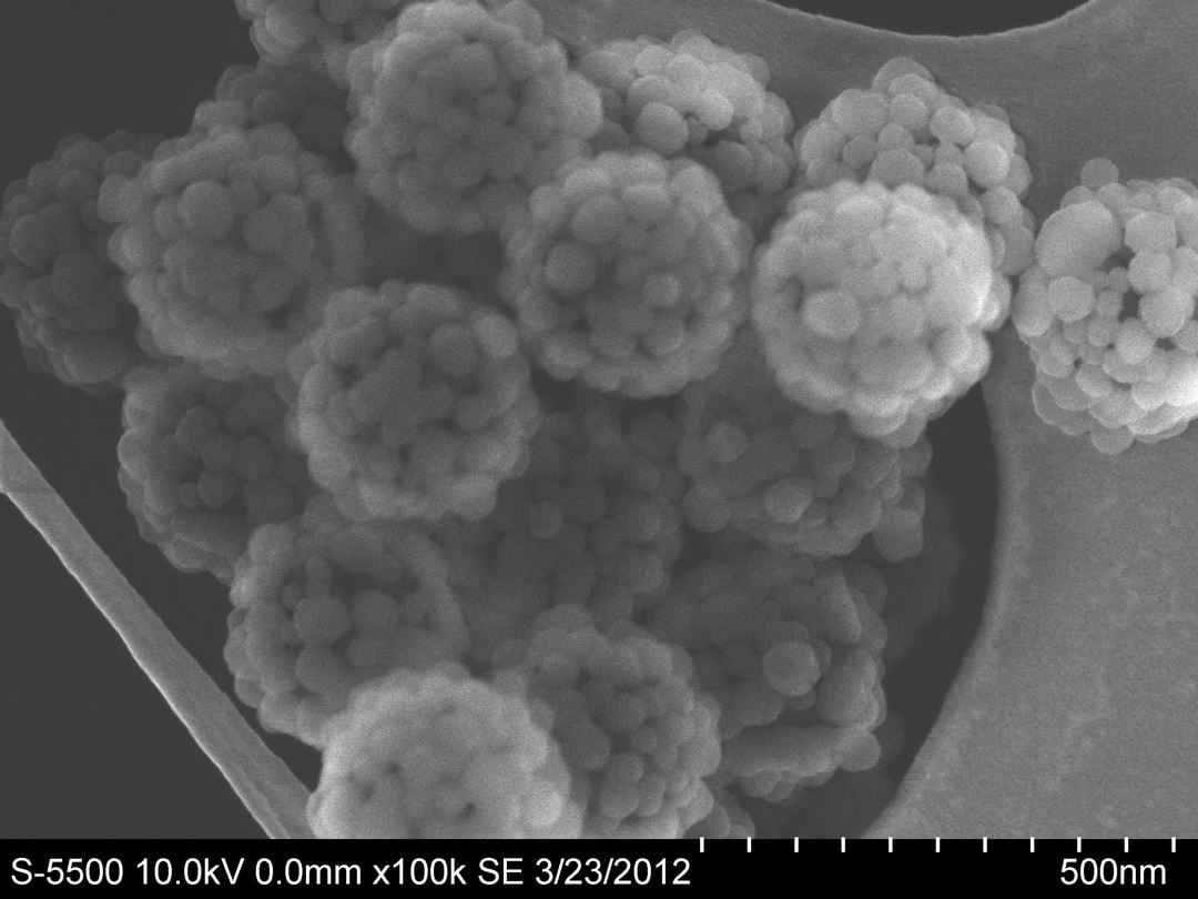 SEM-bilder fra utviklingen av nanoisolasjonsmaterialer basert på hule silika nanokuler