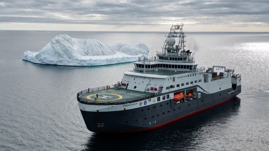 Kronprins Haakon seilte forbi et stort isfjell i ettermiddag. Dette inneholder trolig is som har vært fastfroset på en bre på Grønland siden forrige istid.
