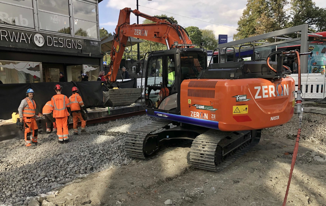 elektrisk gravemaskin på byggeplass i Oslo sentrum