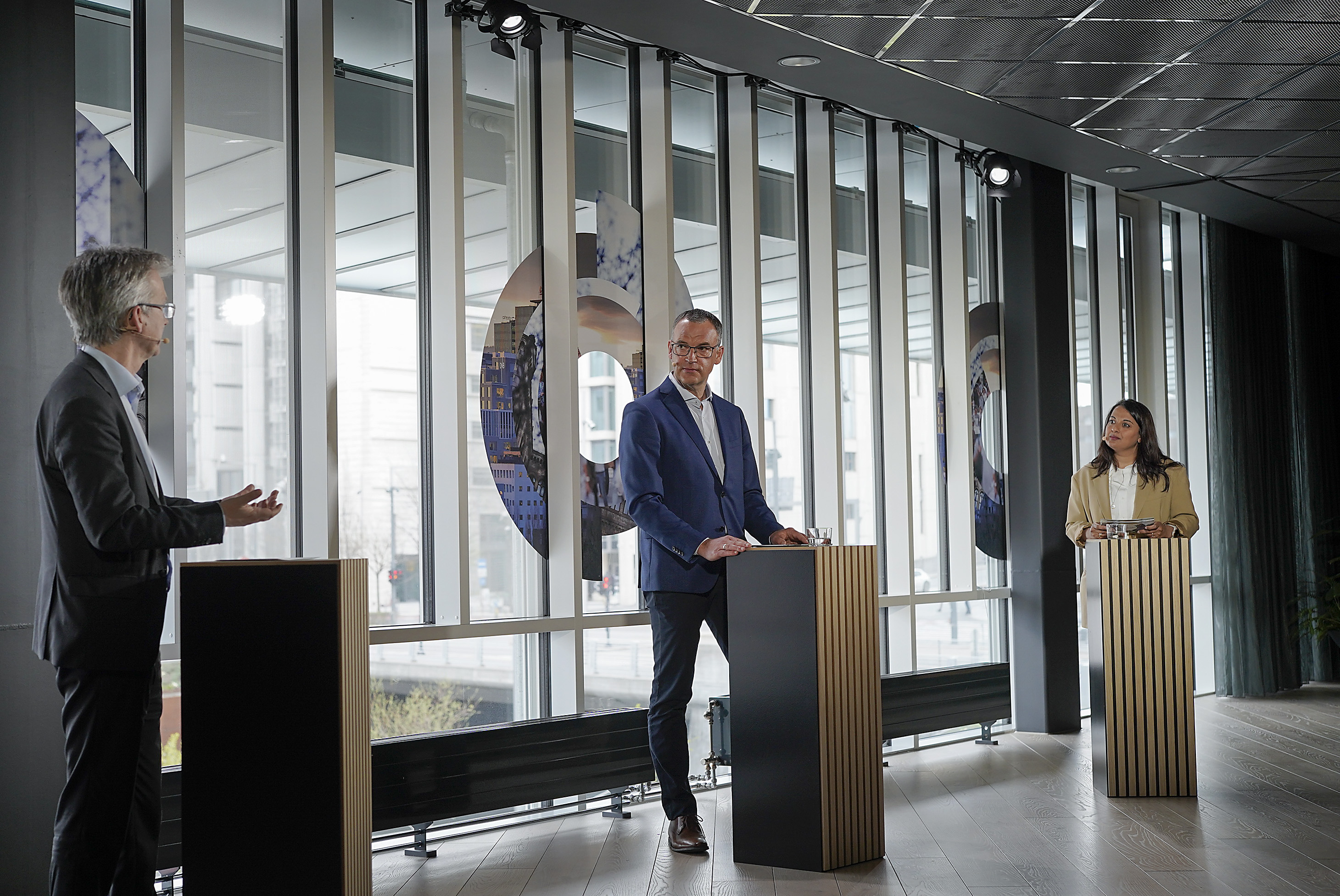 To menn og en kvinne i TV-studio