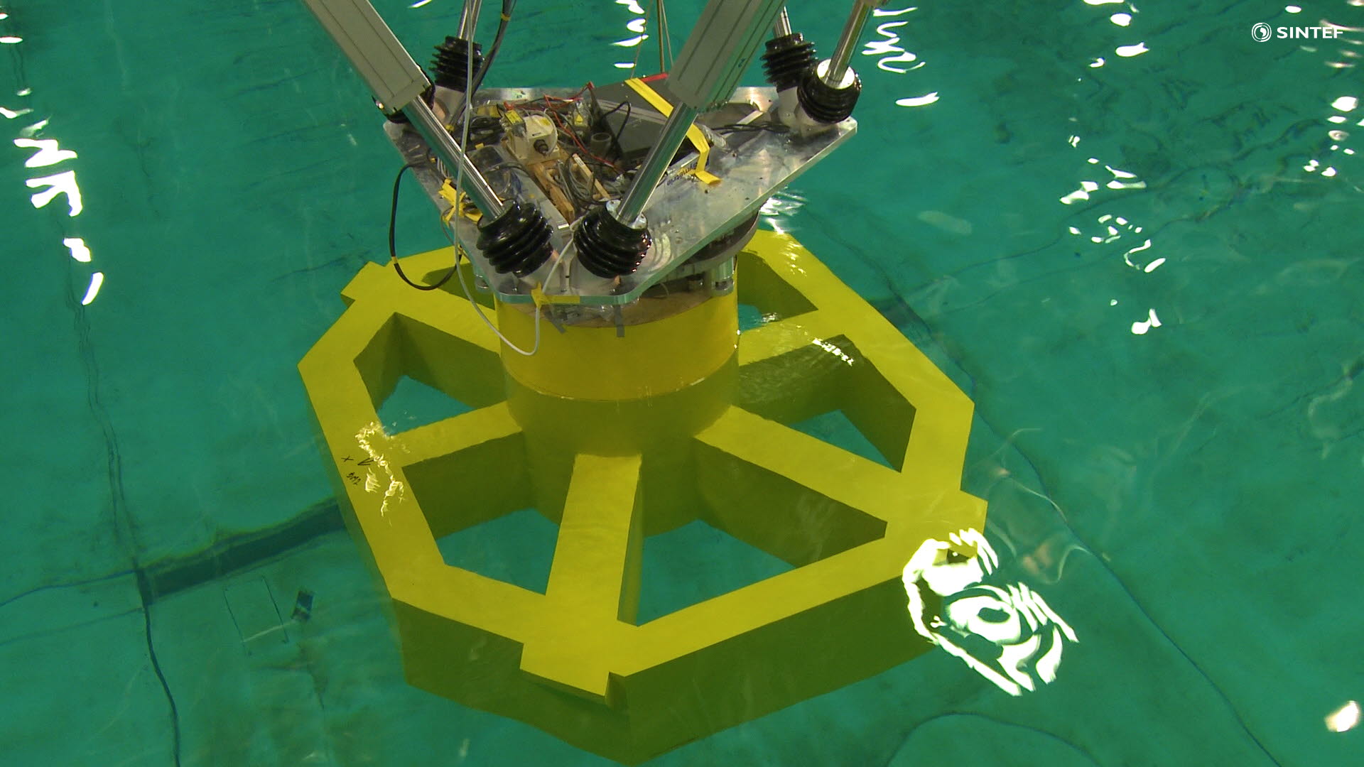 Floating elements as a part of a floating bridge