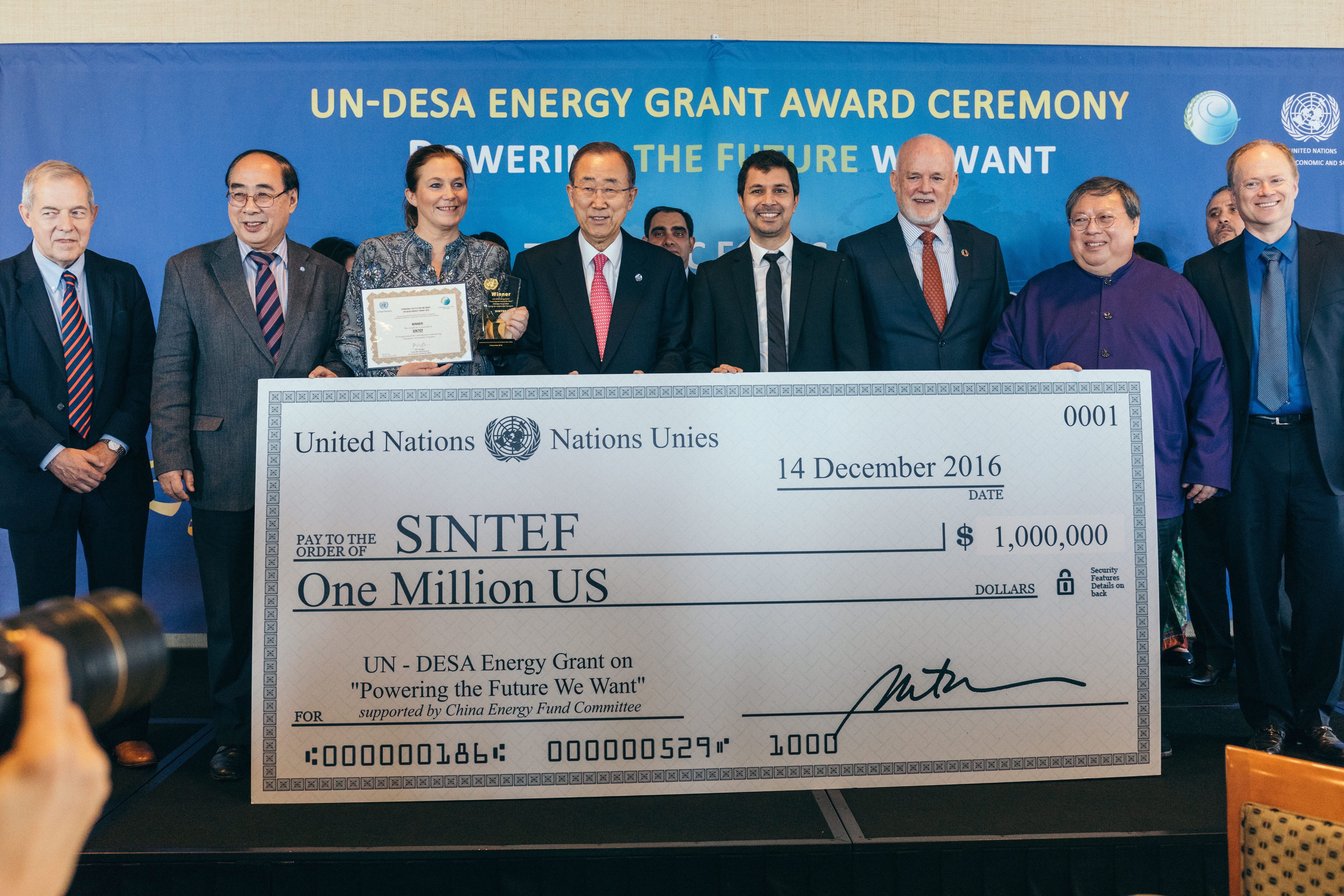 On Wednesday 14 December, UN Secretary-General Ban Ki-moon handed over a cheque for 1 million US dollars to SINTEF CEO Alexandra Beech Gjørv.  The cheque is visible proof that SINTEF has succeeded in winning an annual UN competition held to identify innovative solutions to global energy challenges. 