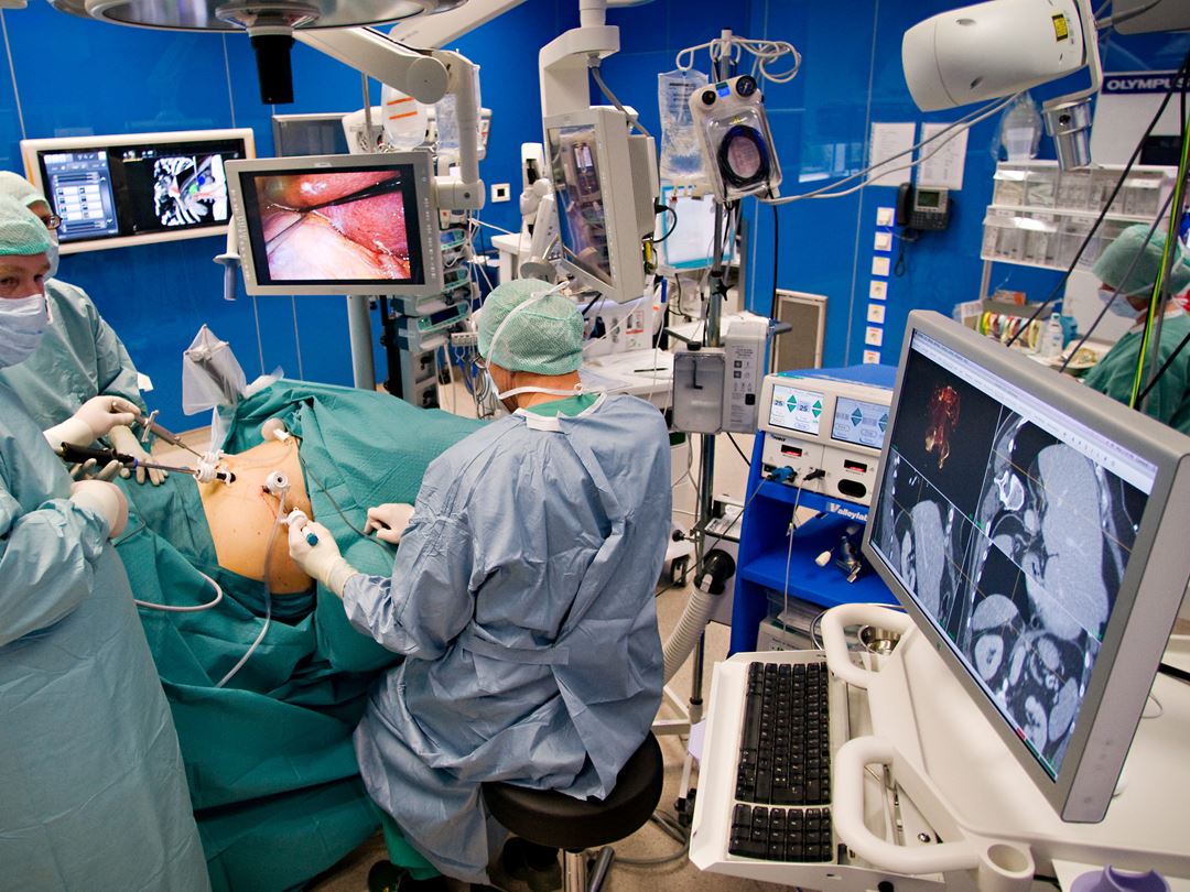 Bildet viser en laparoskopisk prosedyre med CT-basert navigasjon