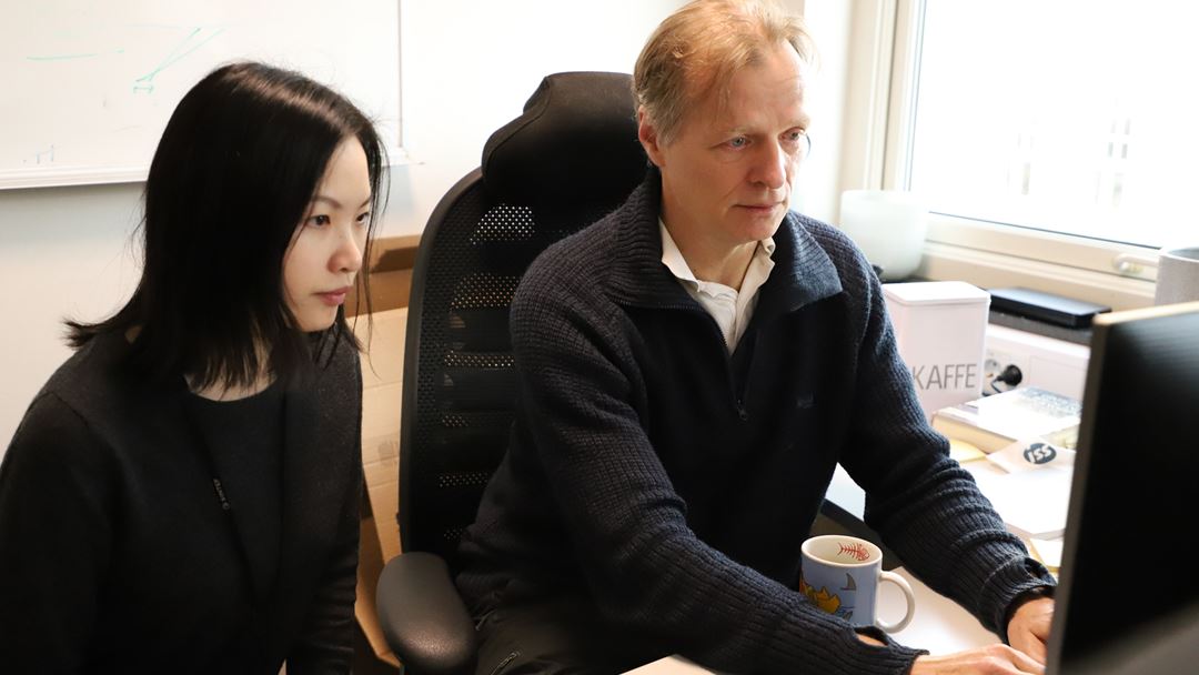 SINTEF research scientists Han Deng and Geir Skaugen looking at the web interface they developed to help the oil and gas industry determine how much power and heat can be produced from recovered exhaust heat through a bottoming cycle, on a given installation.