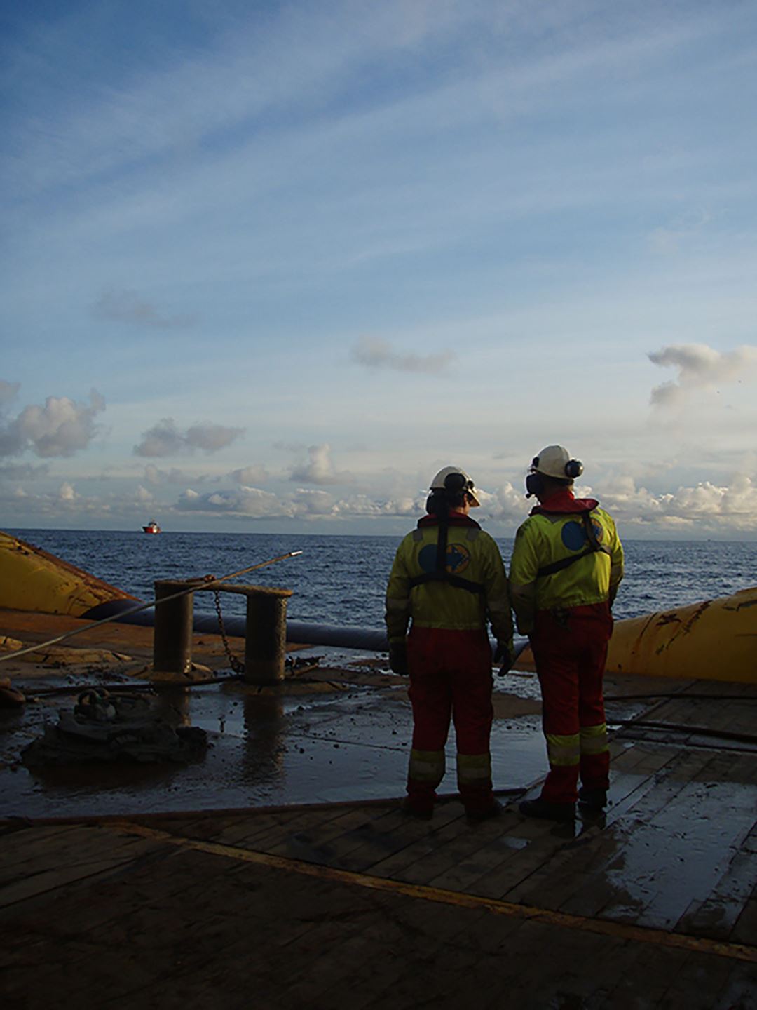To personer som ser utover havet i kveldslys.