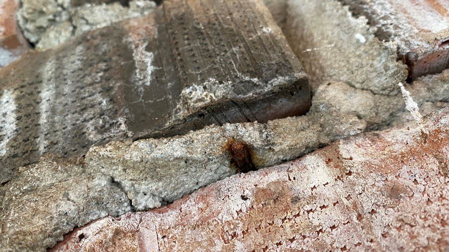Unngå kollaps av eldre teglforblendinger som følge av korrosjon i bindere