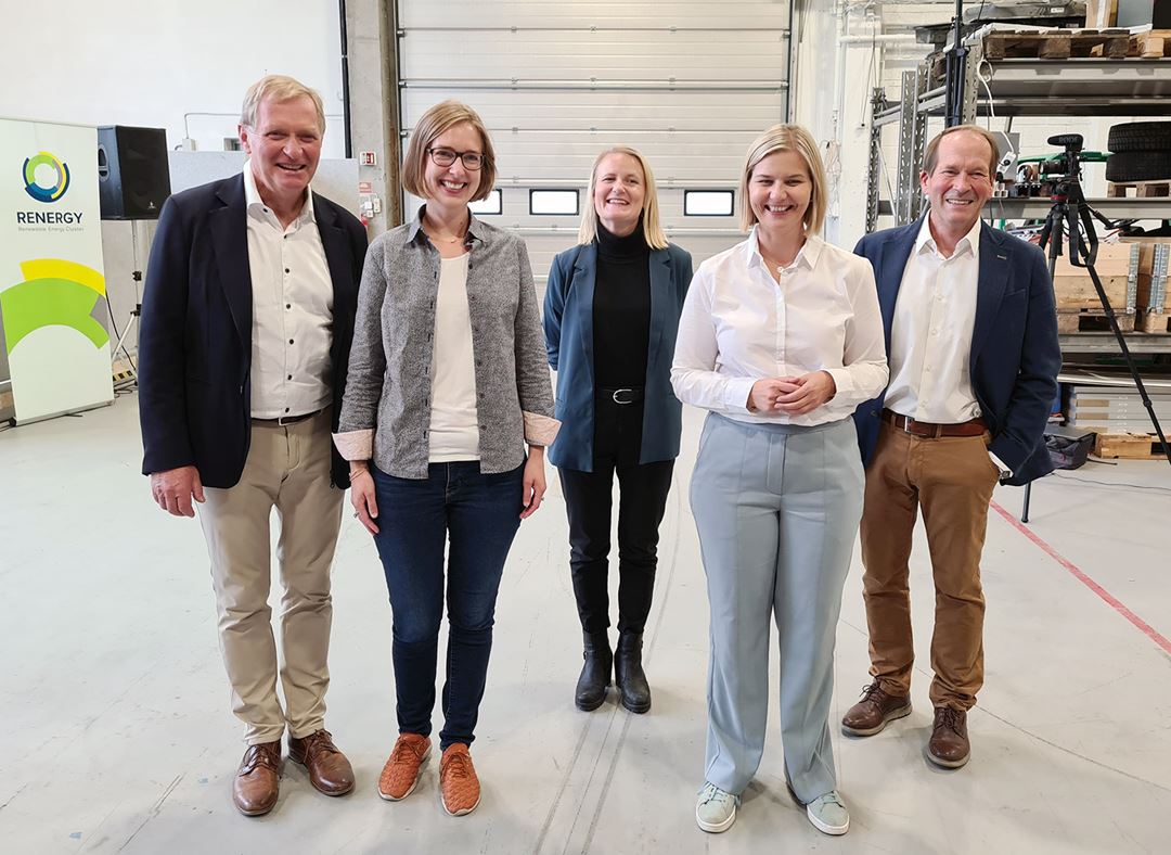 Næringsminister Iselin Nybø og kunnskapsminister Guri Melby med prosjektpartnere.