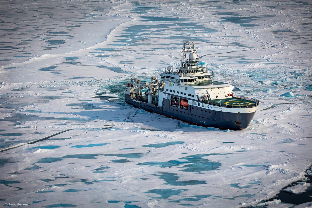 Når isforholdene er vanskelige rykker skipet frem og tilbake for å knuse is og lage seg en vei. Foto: Timo Hecken (Northern Helicopter)