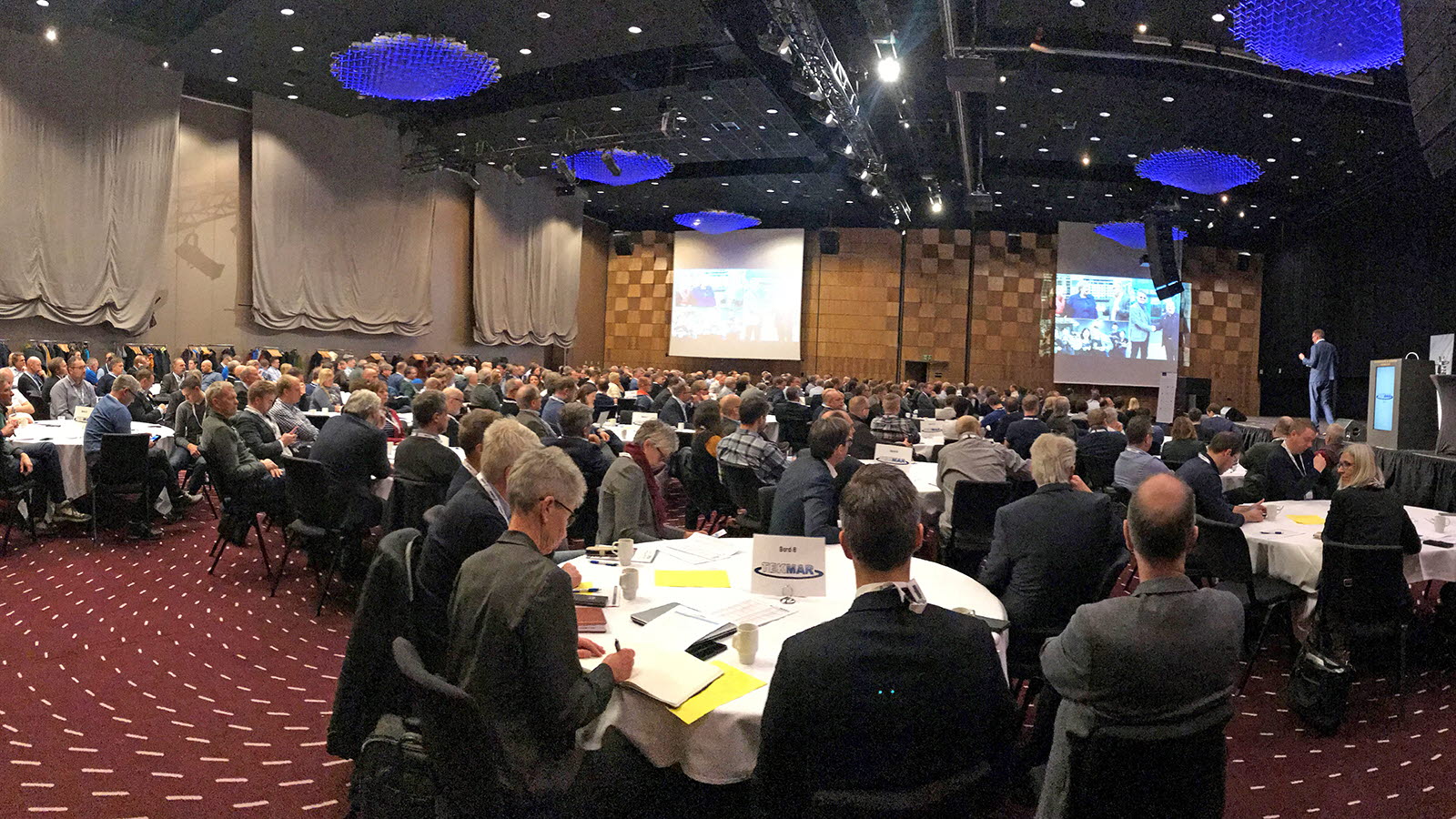 Konferansesal og deltagere