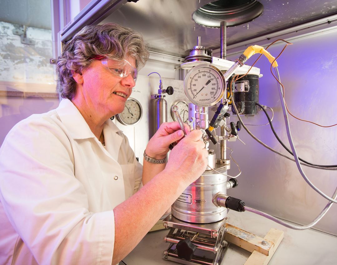 Laboratorie for testing av katalysatorer og adsorbenter. foto SINTEF/Werner Juvik