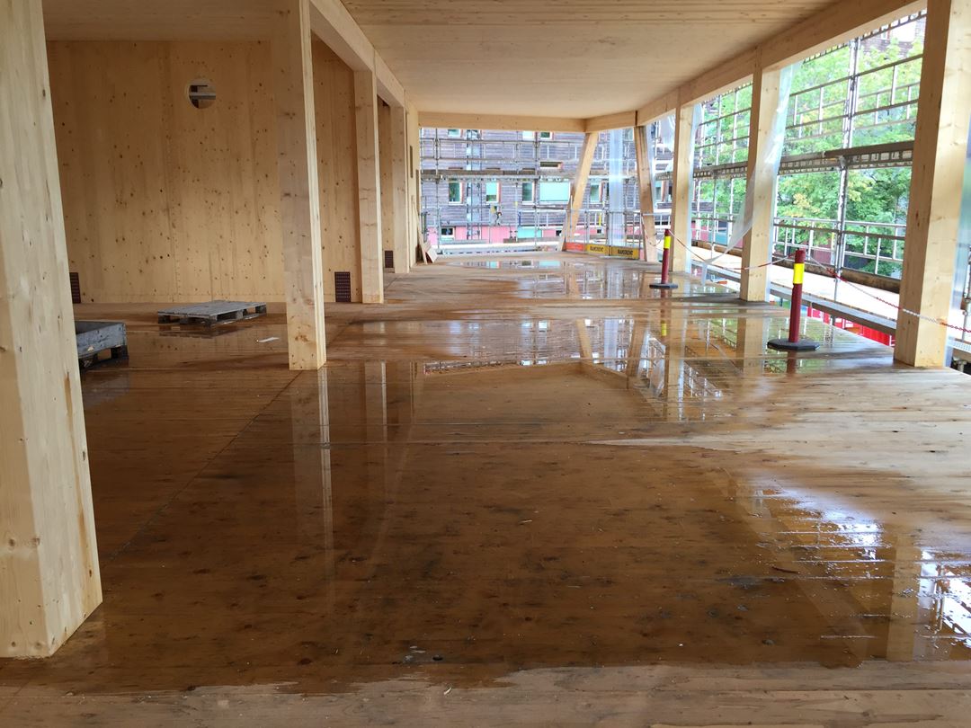 Dekkene i ZEB-laboratoriet etter ei regnskur.