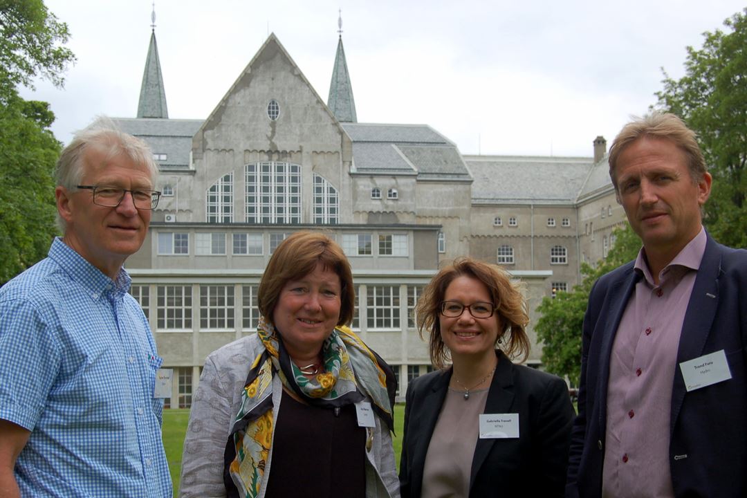 Her er fire av de som skal bidra til å videreutvikle norsk metallproduksjon i regi av det nyetablerte forskningssenteret