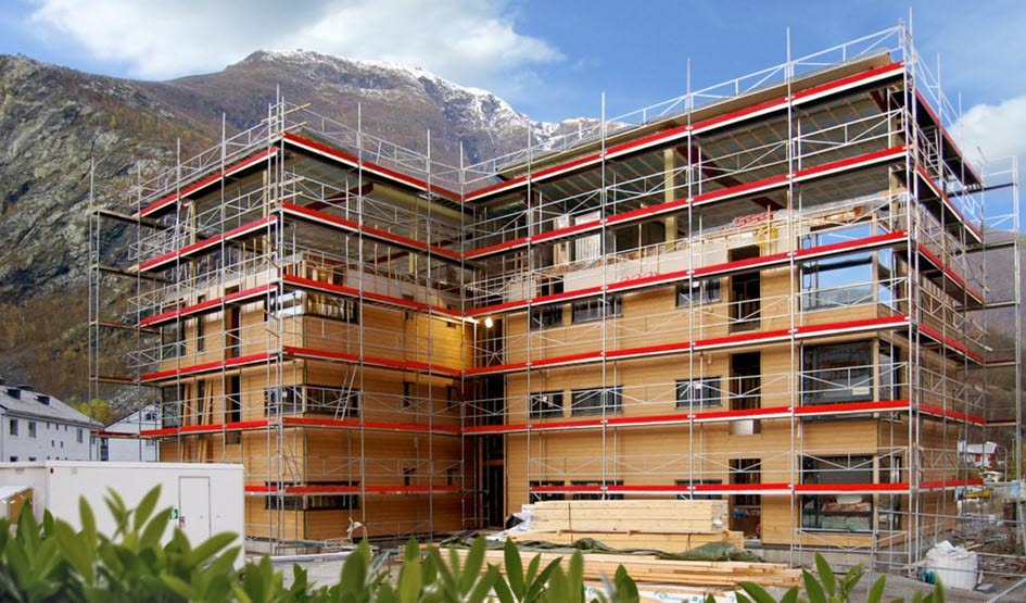 stillas rundt bygning under oppføring