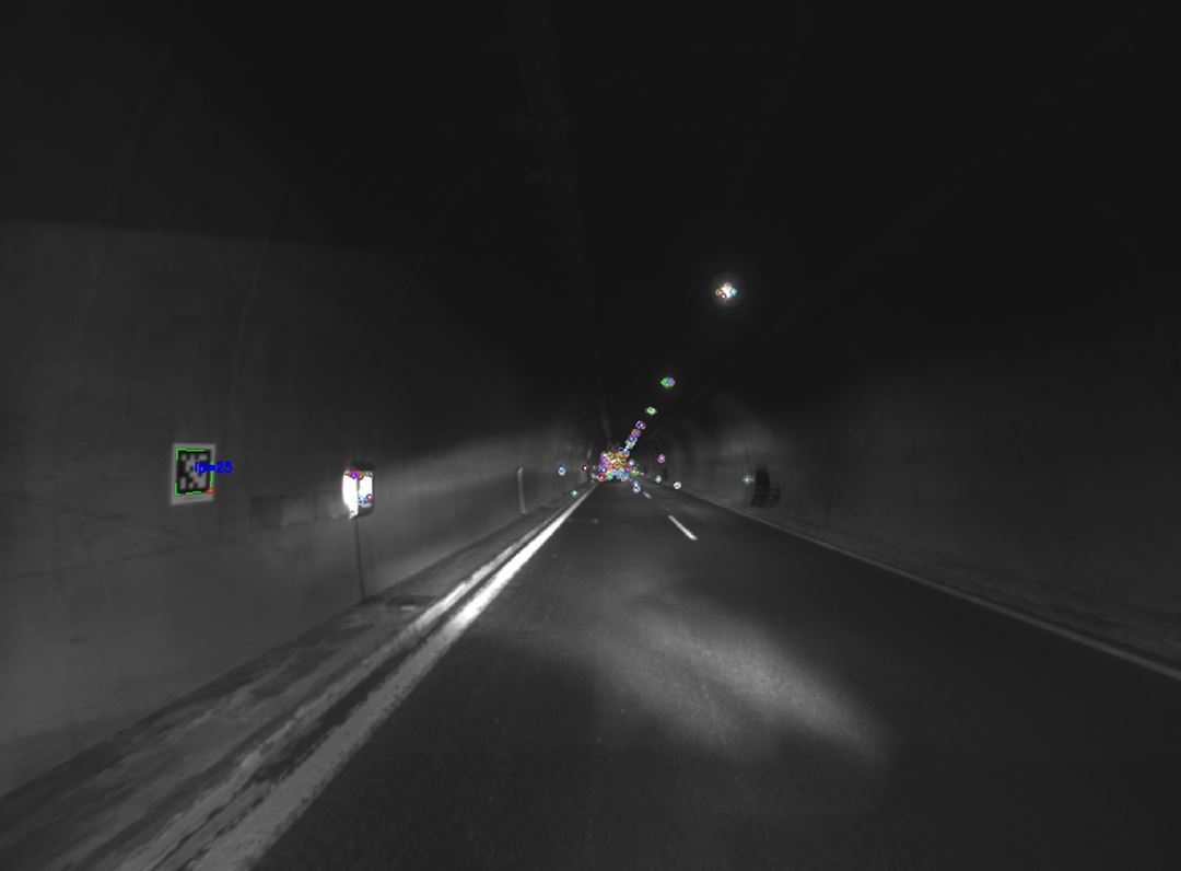 Mørk tunnel med markeringer på bildet 