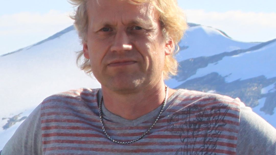 Lennart Naes hiking in Norwegian mountains.