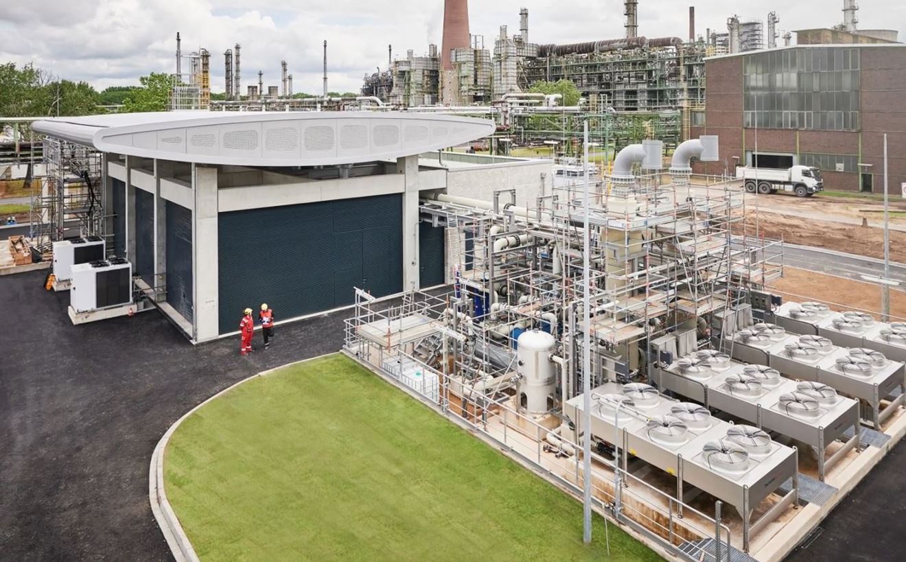 The plant is the largest of its kind i Europe and the REFHYNE partners will continue to work towards realizing a carbon-neutral society within 2050 (Photo: Refhyne.eu)