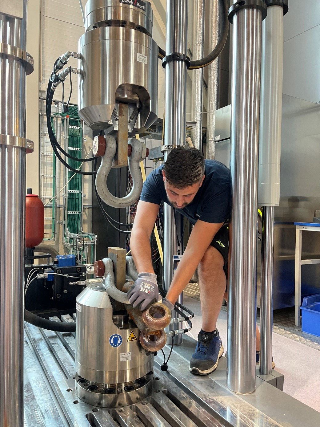 Calibration test of shackle for floating fishing cage