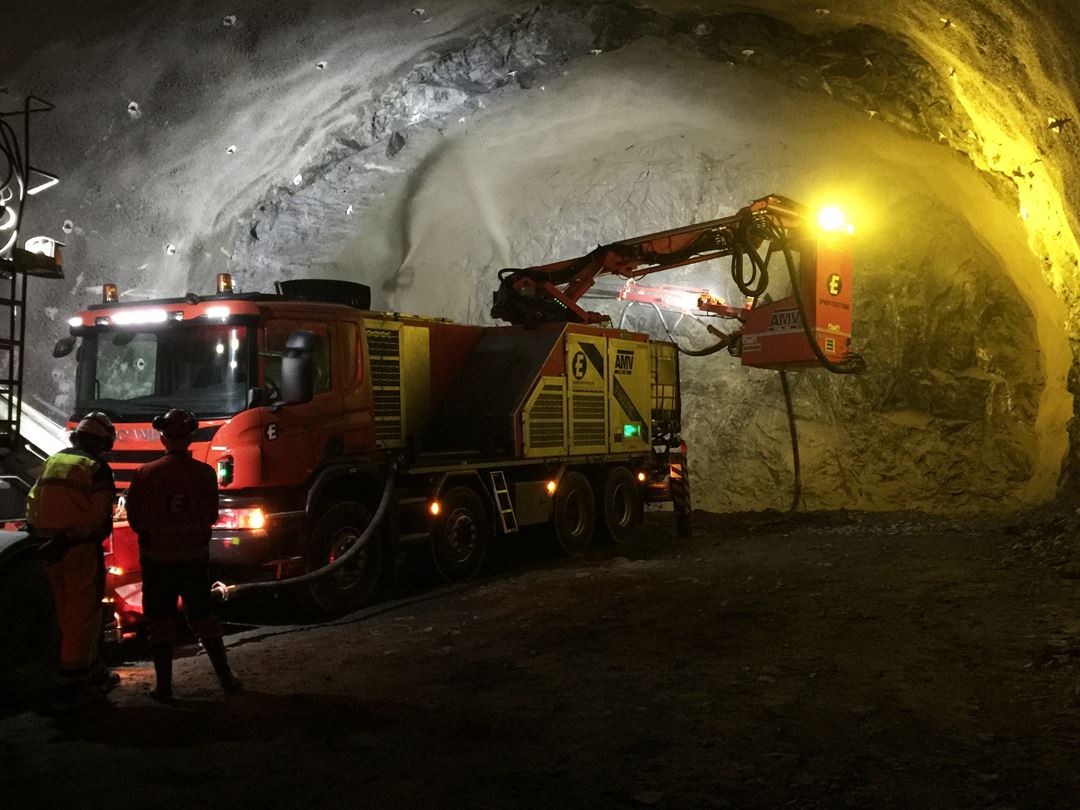 Påføring av sprøytebetong i tunnel