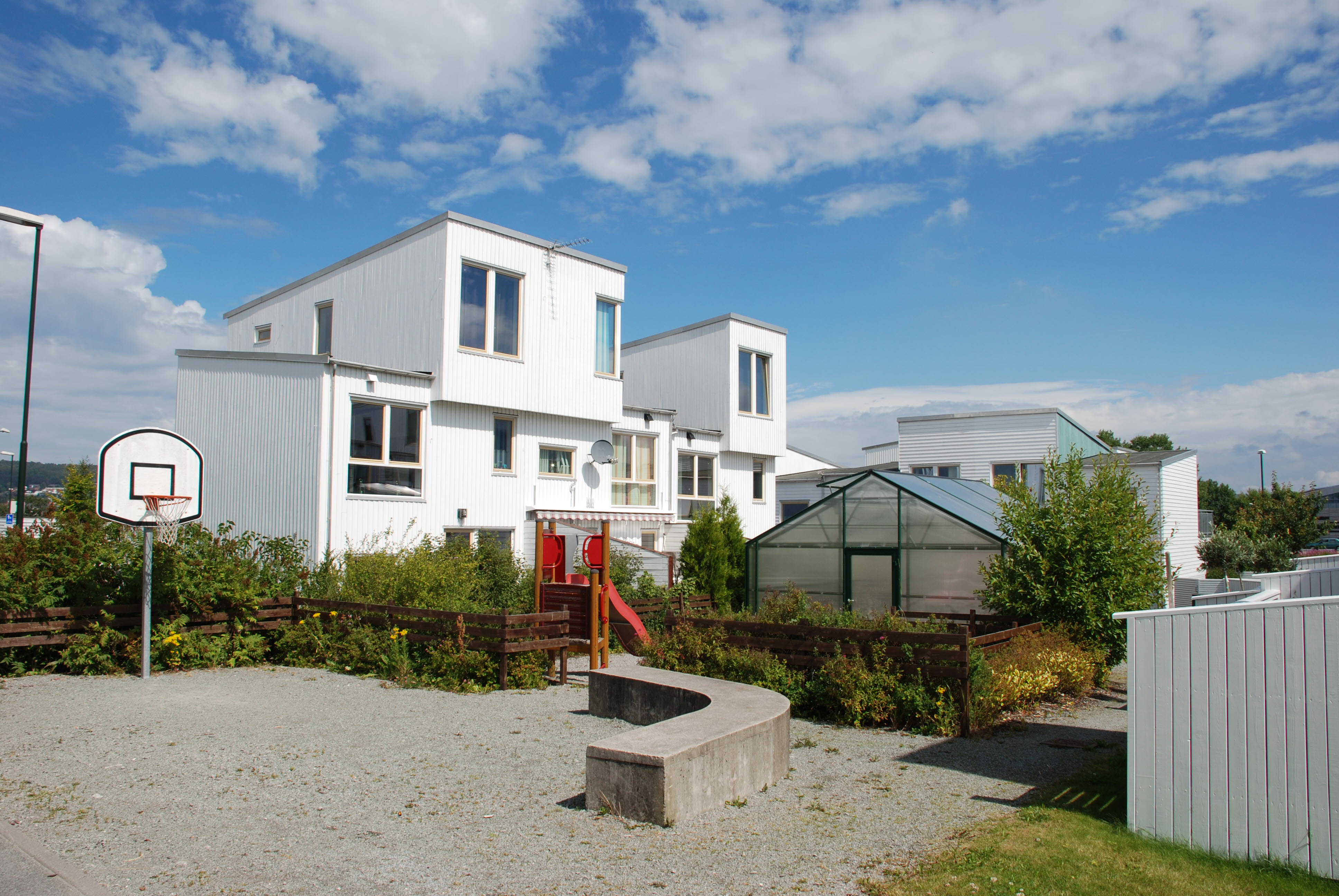 Lekeplass foran småhus