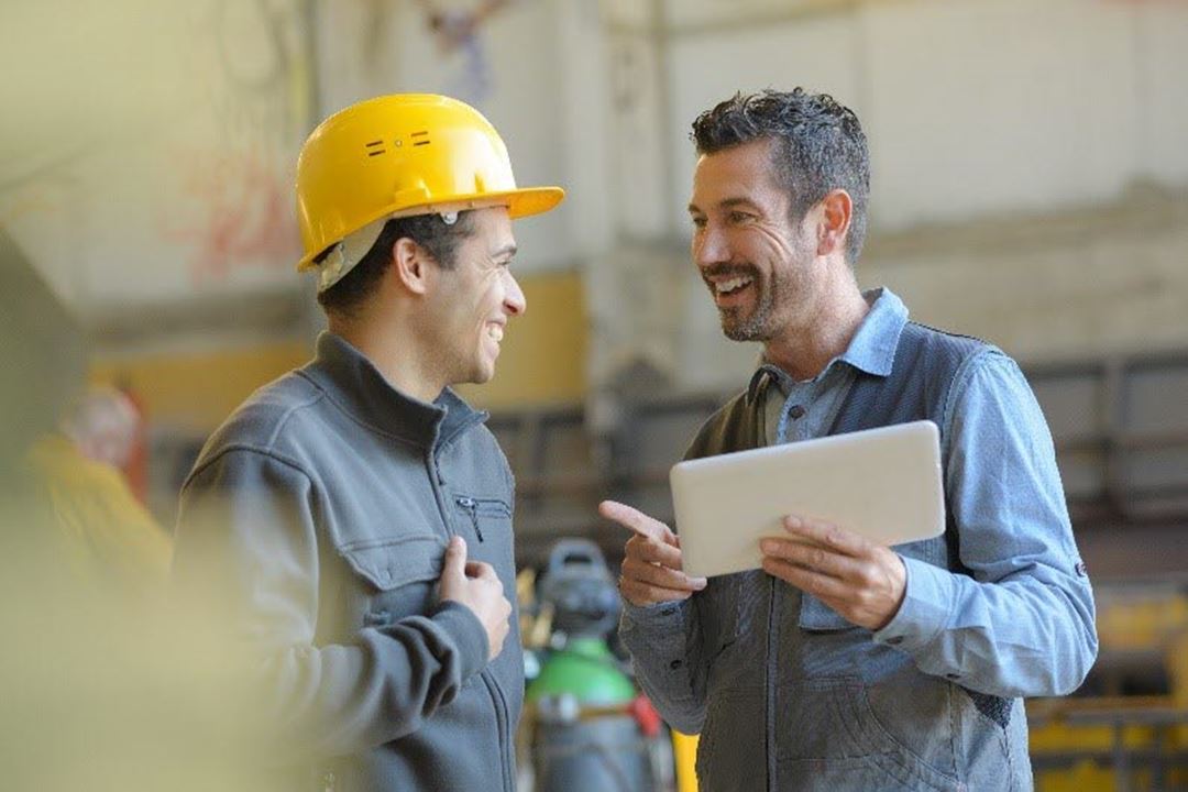 Digitalt forsterket arbeid på produksjonsgulvet. Foto: SINTEF