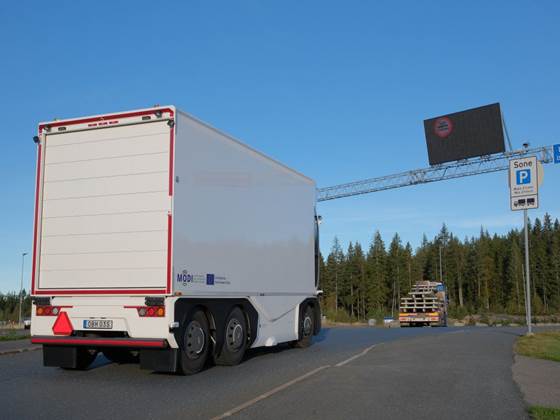 Lastebil uten sjåfør passerte grensa fra Sverige til Norge