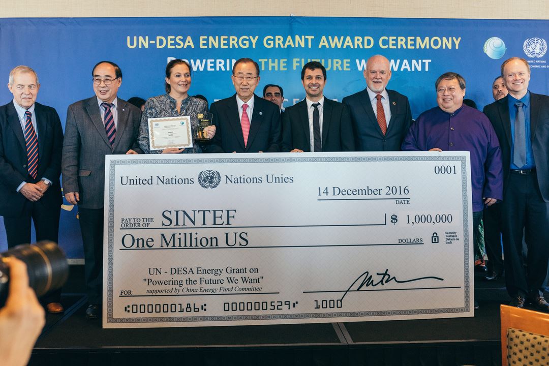 FNs generalsekretær Ban Ki-moon overrakte onsdag 14. desember en sjekk på en million dollar til SINTEFs konsernsjef Alexandra Bech Gjørv. Sjekken er det synlige beviset på at SINTEF har gått til topps i en årlig FN-konkurranse om bærekraftige energiløsninger. 