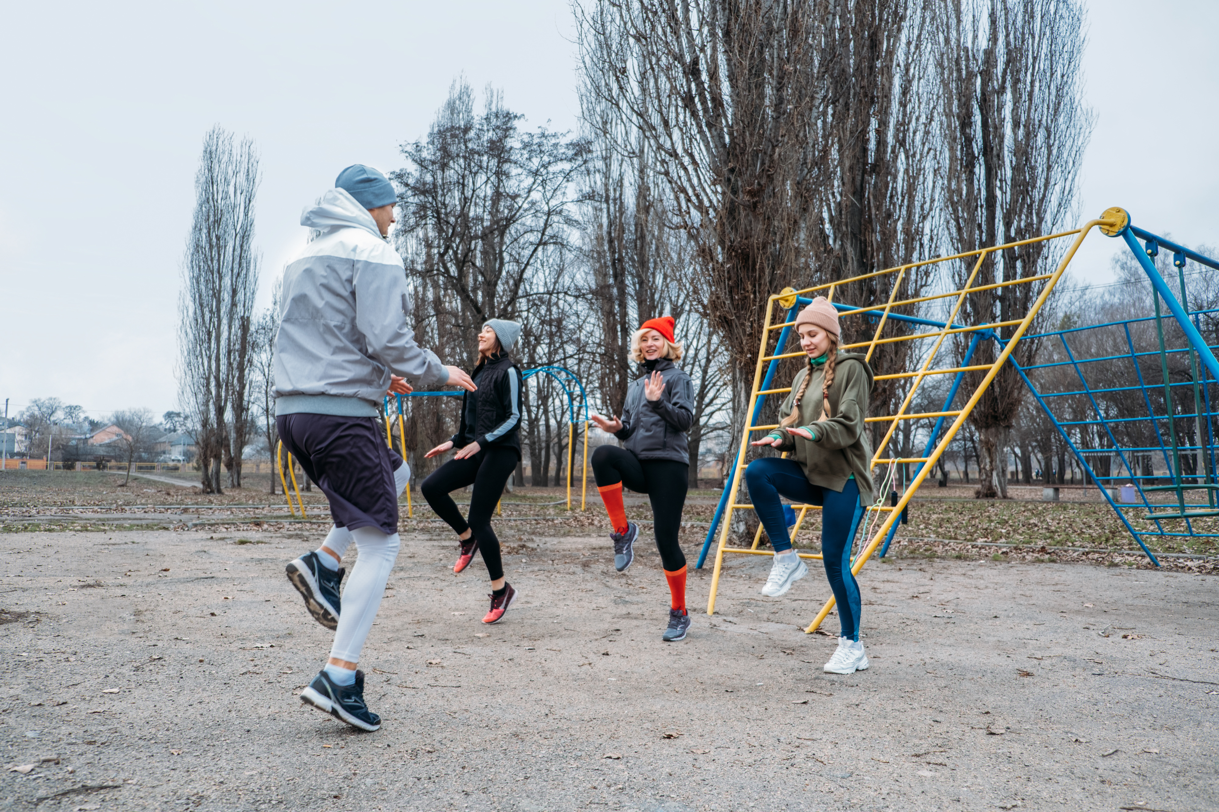 Noen personer som trener på en lekeplass
