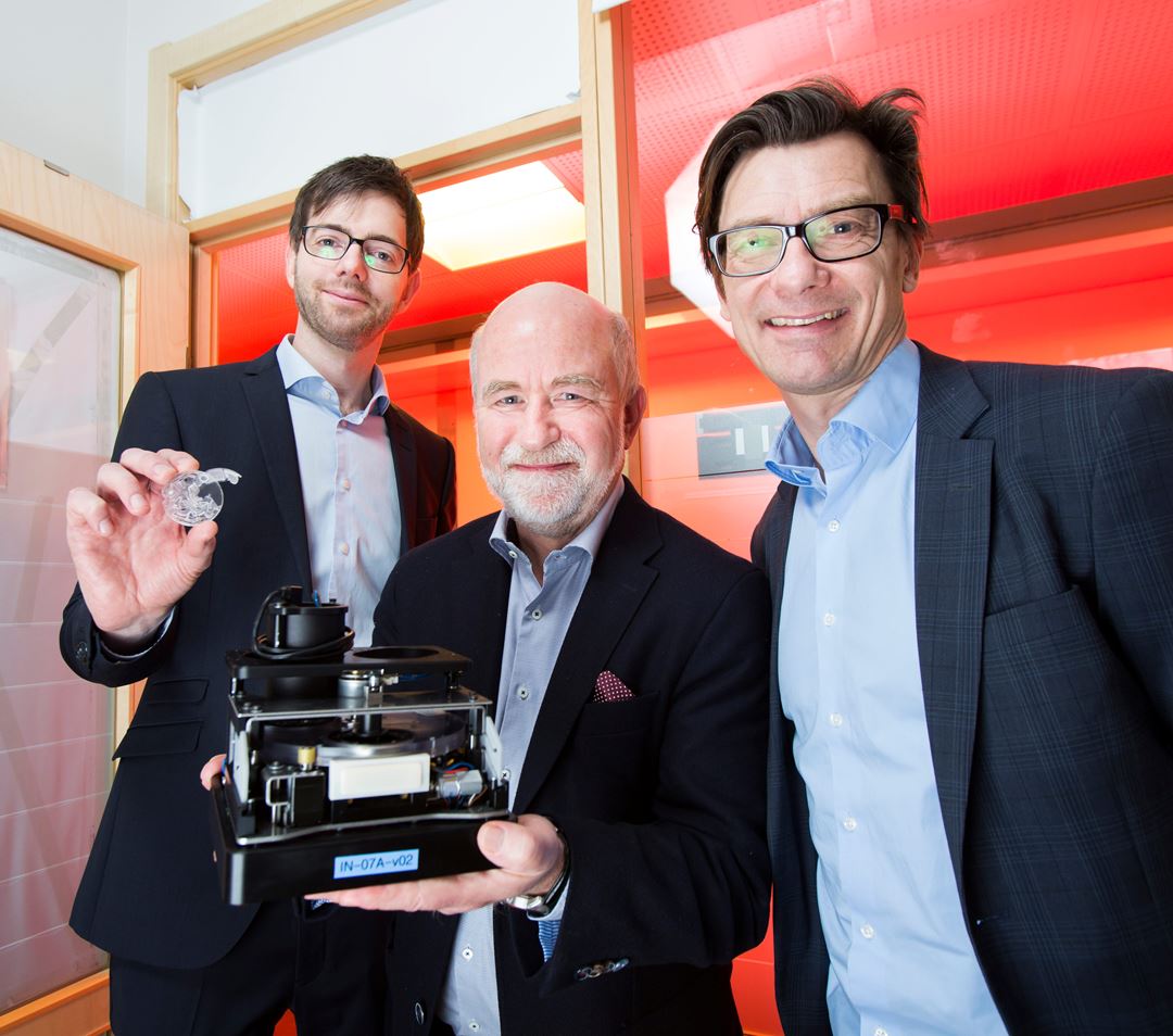 Lars Halvor Langmoen og Stig Morten Borch fra SpinChip Diagnostics AS, og Jostein Bjøndal fra SINTEF TTO viser prototypen som blir til et produkt som utfører blodprøveanalyser  