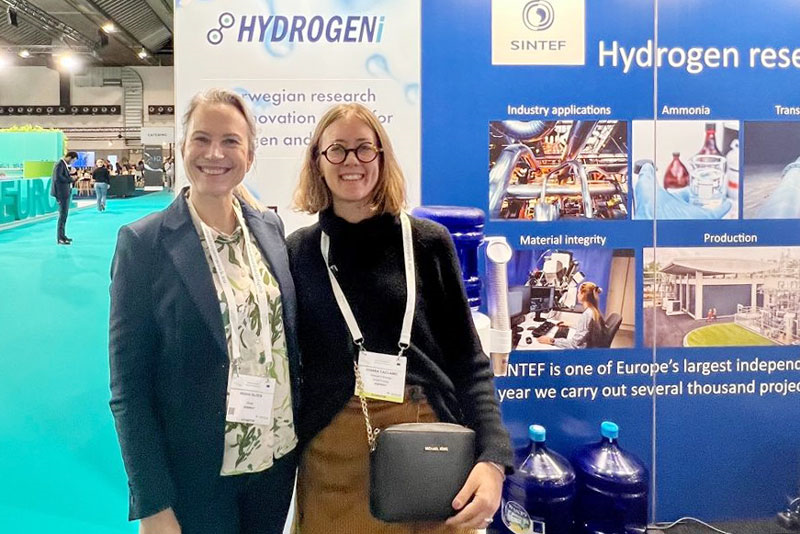 Seniorforsker Vigdis Olden og forsker Marta Bucelli under EU Hydrogen Week. Foto: Marta Bucelli