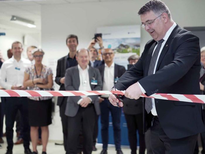 Kjell-Børge Freiberg, minister of Petroleum and Energy at the time, officially opens the LowEmission research centre in 2019 in front of a crowd of enthusiastic SINTEF and NTNU employees.