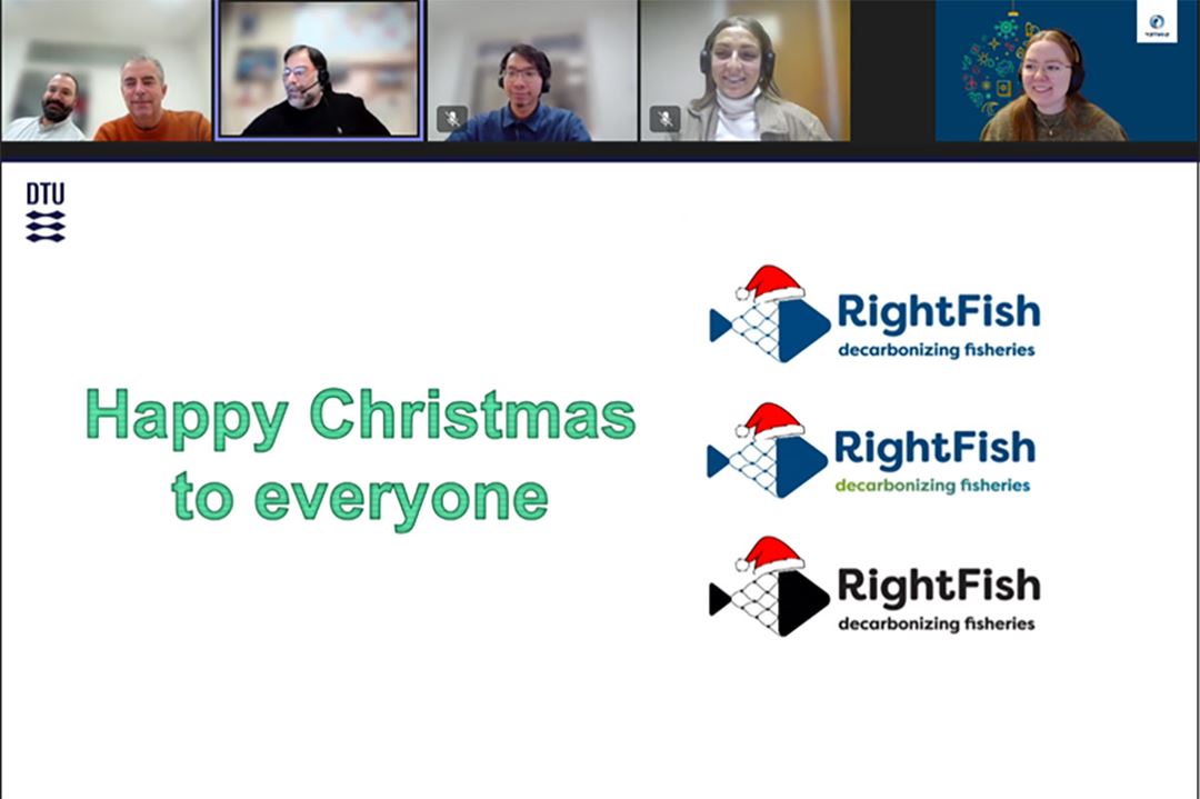Screenshot av Teams møte med fem personer øverst på skjermen og en presentasjon hvor det står Happy Christmas to everyone.