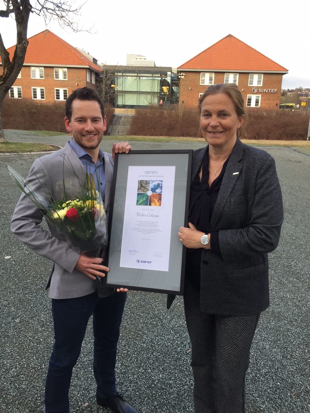 Konsernsjef Alexandra Bech Gjørv gratulerer prisvinner Walter Caharija fra SINTEF Ocean.  