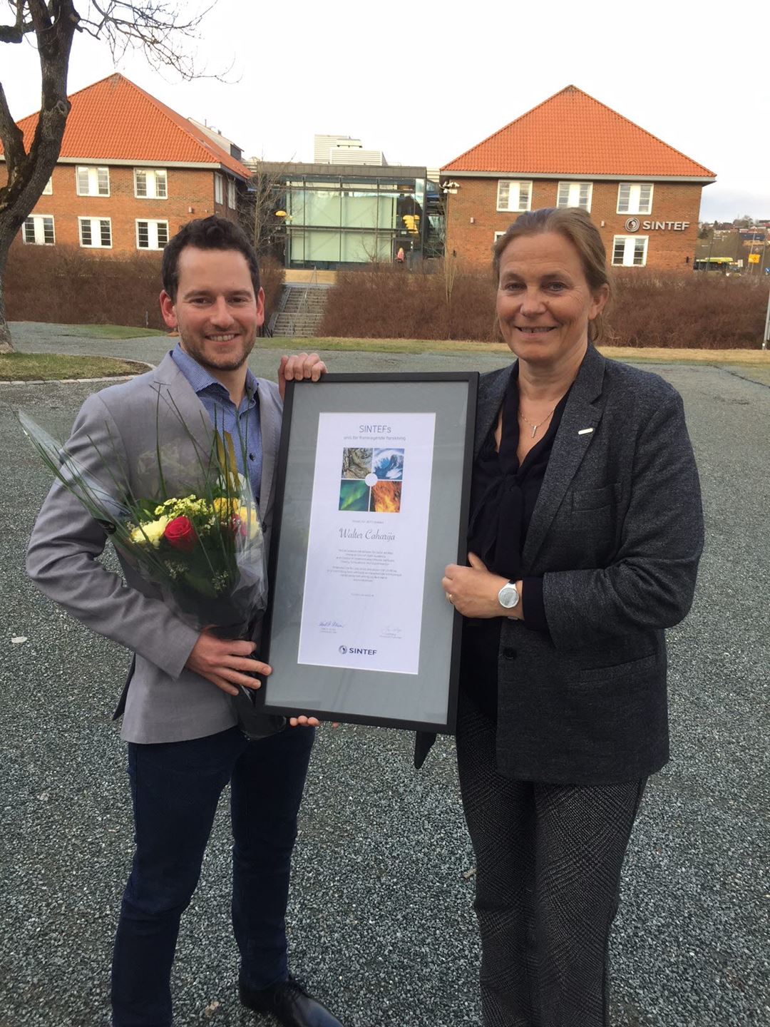 Konsernsjef Alexandra Bech Gjørv gratulerer prisvinner Walter Caharija fra SINTEF Ocean.