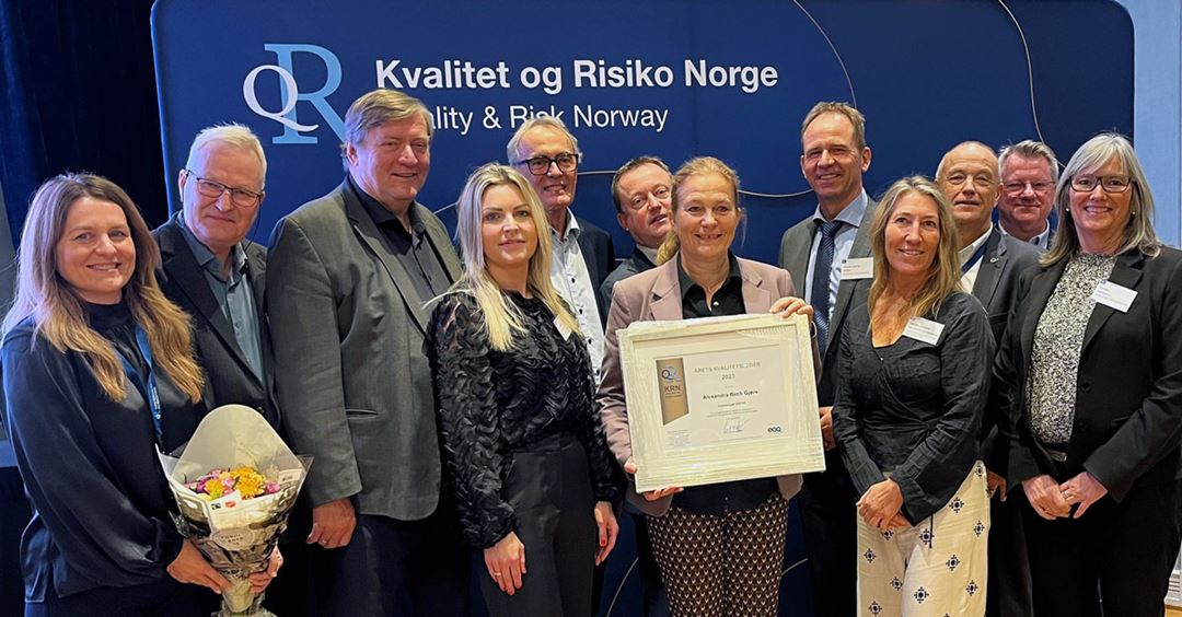Gruppebilde med fagfolk som brenner for fagfeltet kvalitet og risikostyring/ledelse, med årets kvalitetsleder og konsernsjef i SINTEF Alexandra Bech Gjørv i midten.