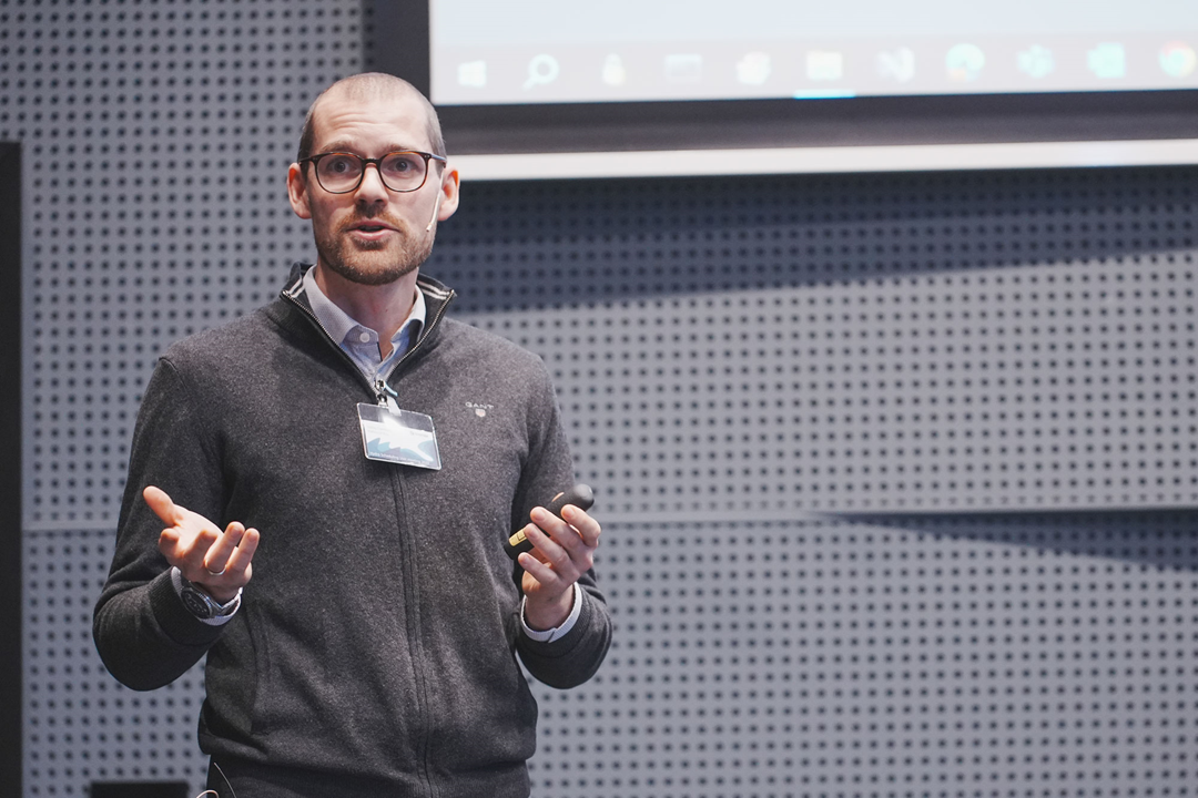 Niklas Dønåsen presenterer